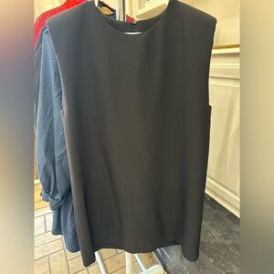 Black sleeveless dress